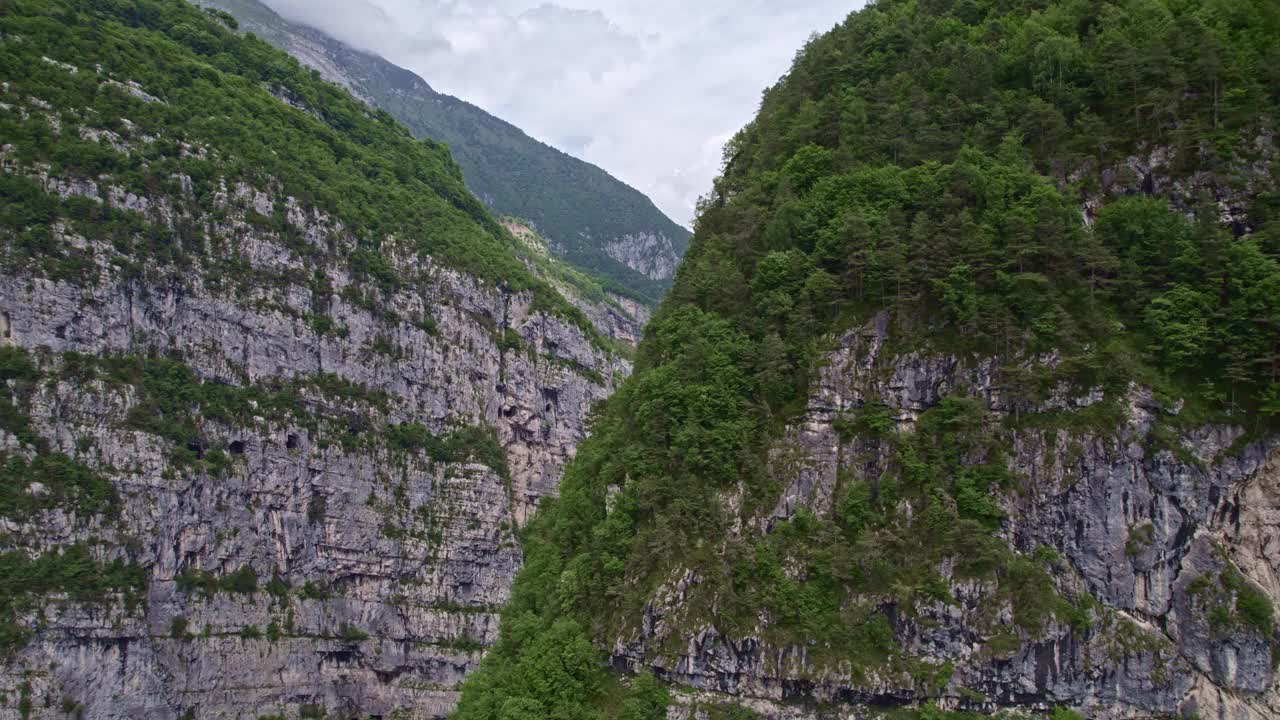 瓦永特大坝鸟瞰图，弗留利威尼斯朱利亚，意大利视频下载