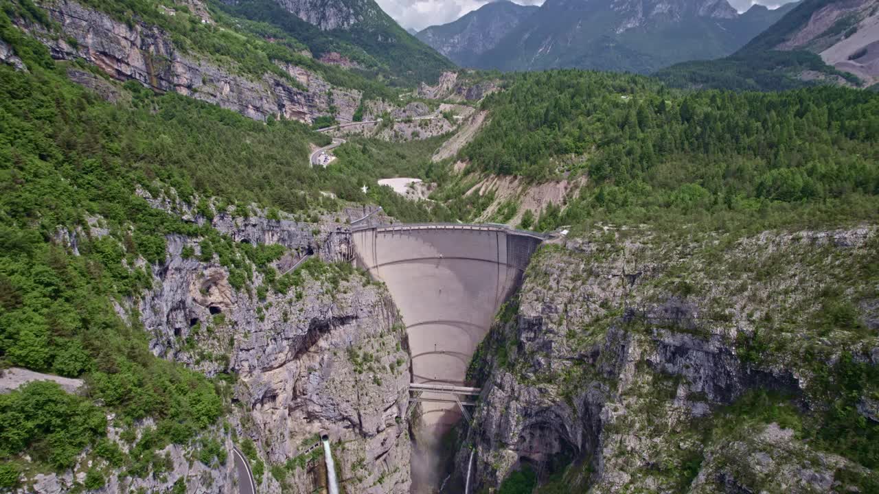 瓦永特大坝鸟瞰图，弗留利威尼斯朱利亚，意大利视频下载