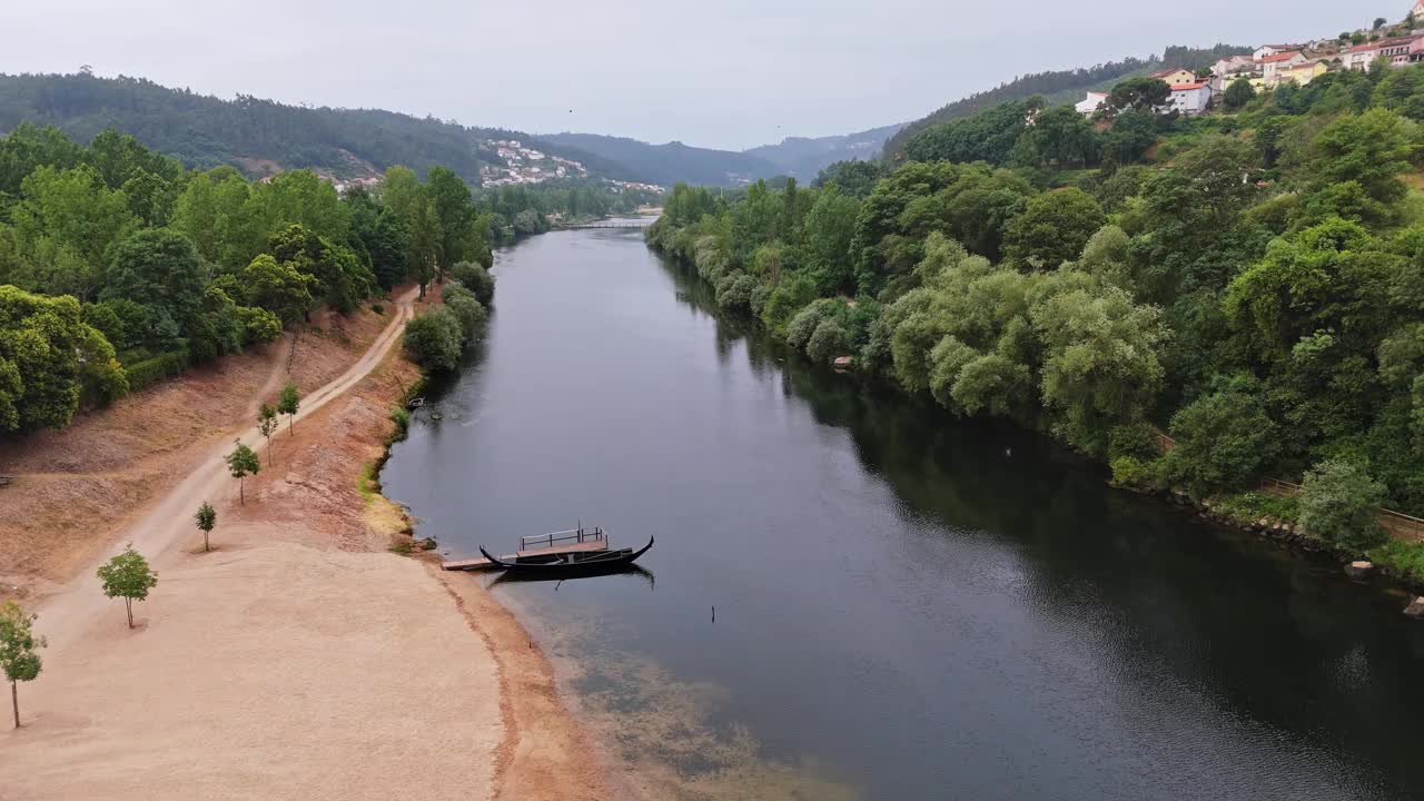 俯瞰塞拉河，一艘旧船停泊在河岸上，科英布拉，佩纳科娃，葡萄牙。视频素材