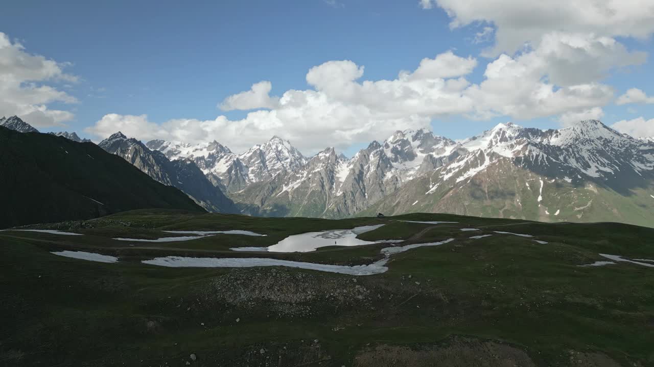 斯瓦涅季山脉Koruldi湖的徒步旅行者鸟瞰图，带屋顶帐篷的越野车露营车。孤独的旅行者探索自然，在风景优美的地方背包旅行。在遥远的地方冒险。视频素材