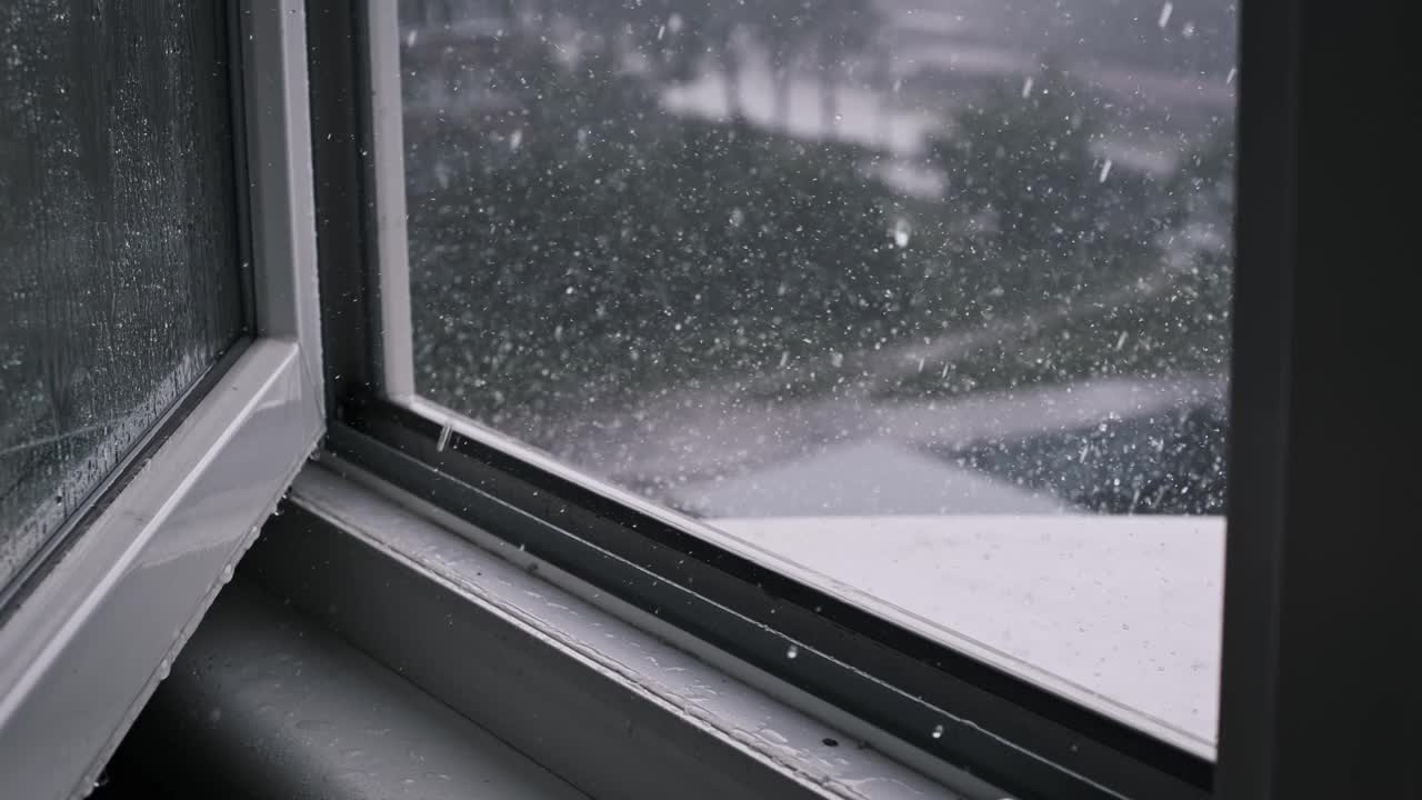 雨水穿过敞开的窗户，城市街道视频素材