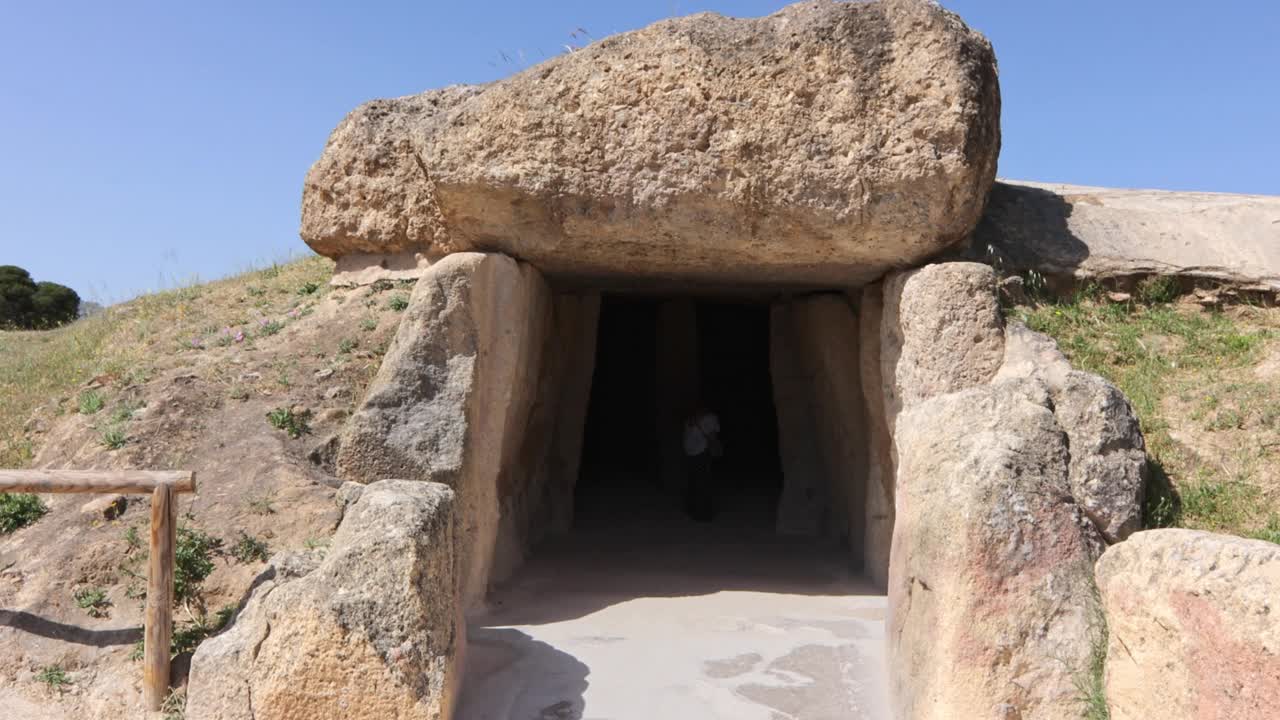 西班牙马拉加的Menga dolmen, Antequera dolmen。视频下载