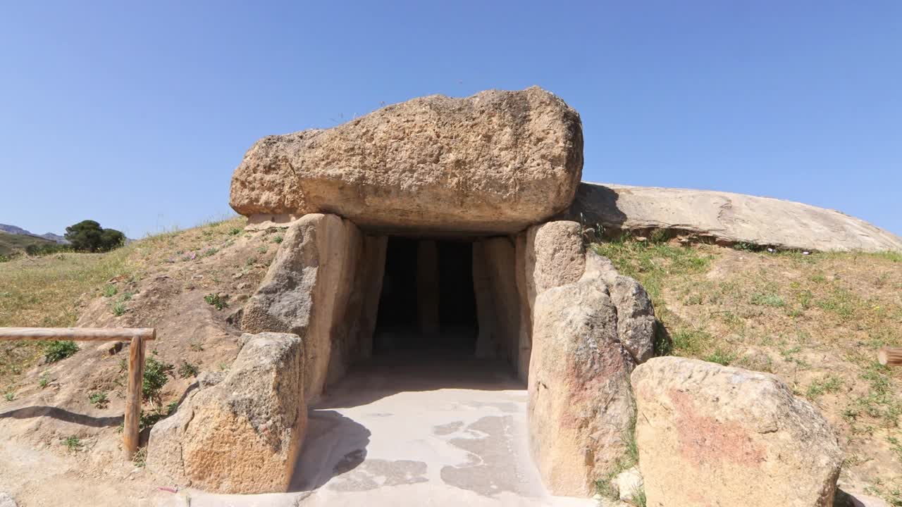 西班牙马拉加的Menga dolmen, Antequera dolmen。视频下载