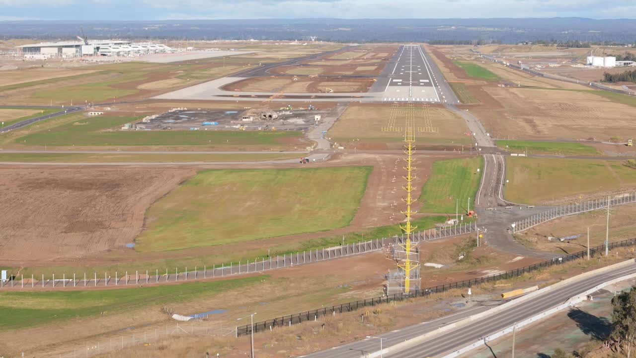 在新南威尔士州西悉尼的Badgerys Creek，新西悉尼国际机场的跑道灯光上的空中无人机视图视频素材