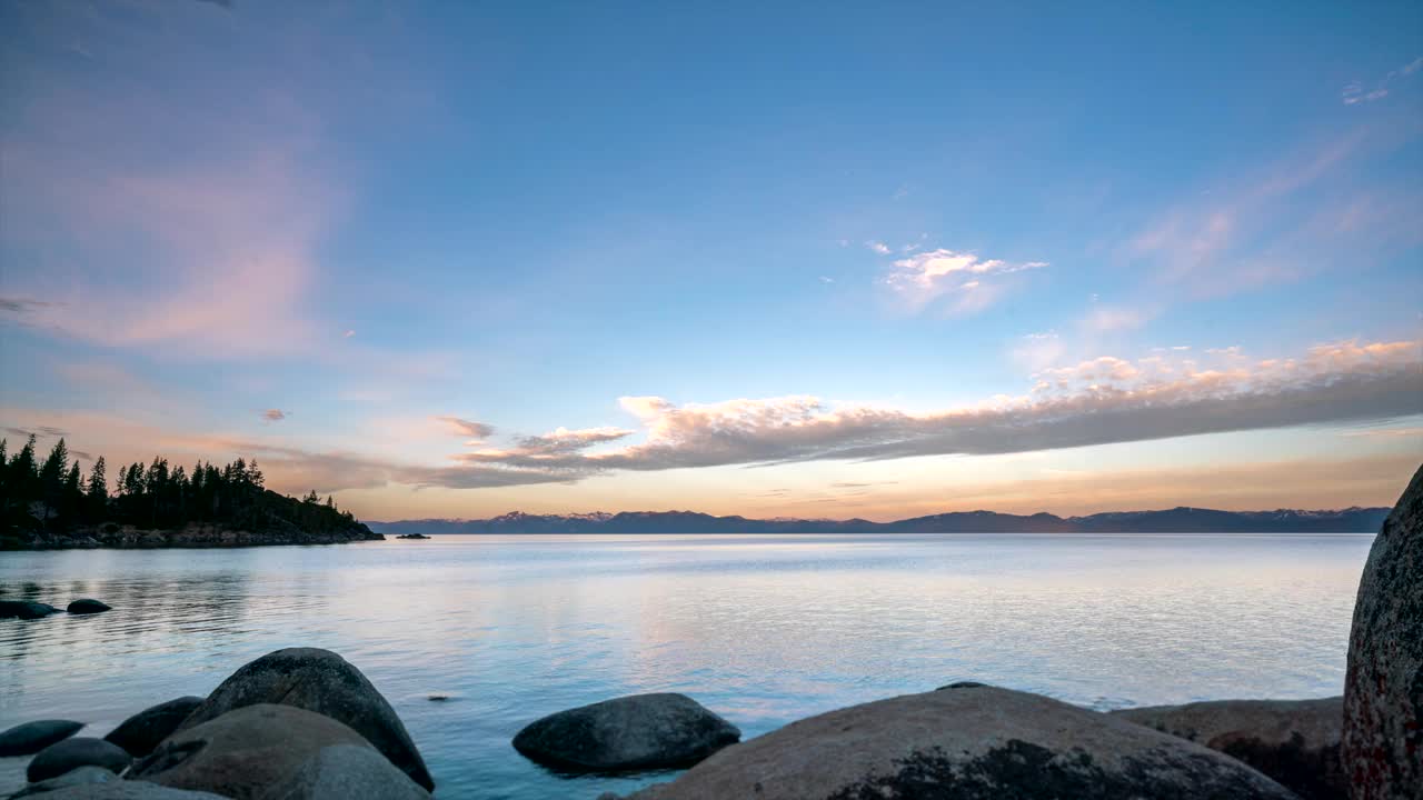 日出时间流逝在太浩湖和大的圆形岩石视频素材