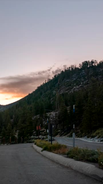 通往太浩湖镇的道路垂直视图，太阳从山后升起视频下载