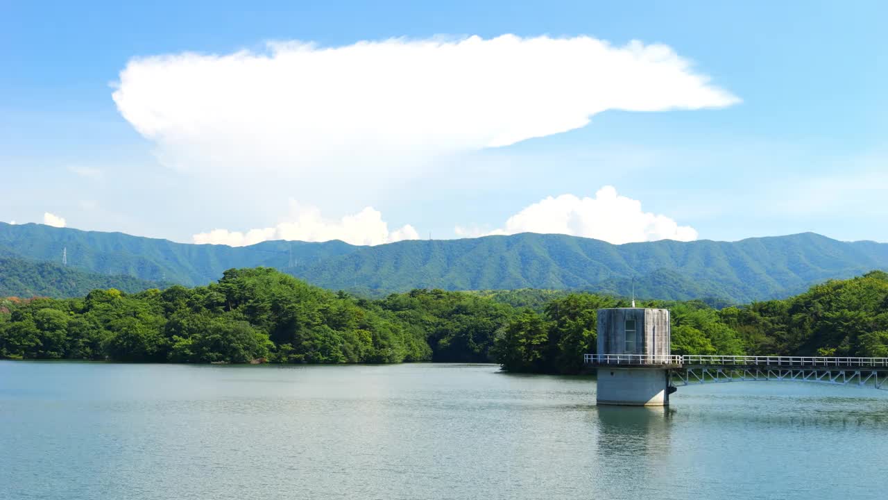 夏季，户外或旅游，暑假，雷雨或积雨云漂浮在湖面上的戏剧性景象视频下载