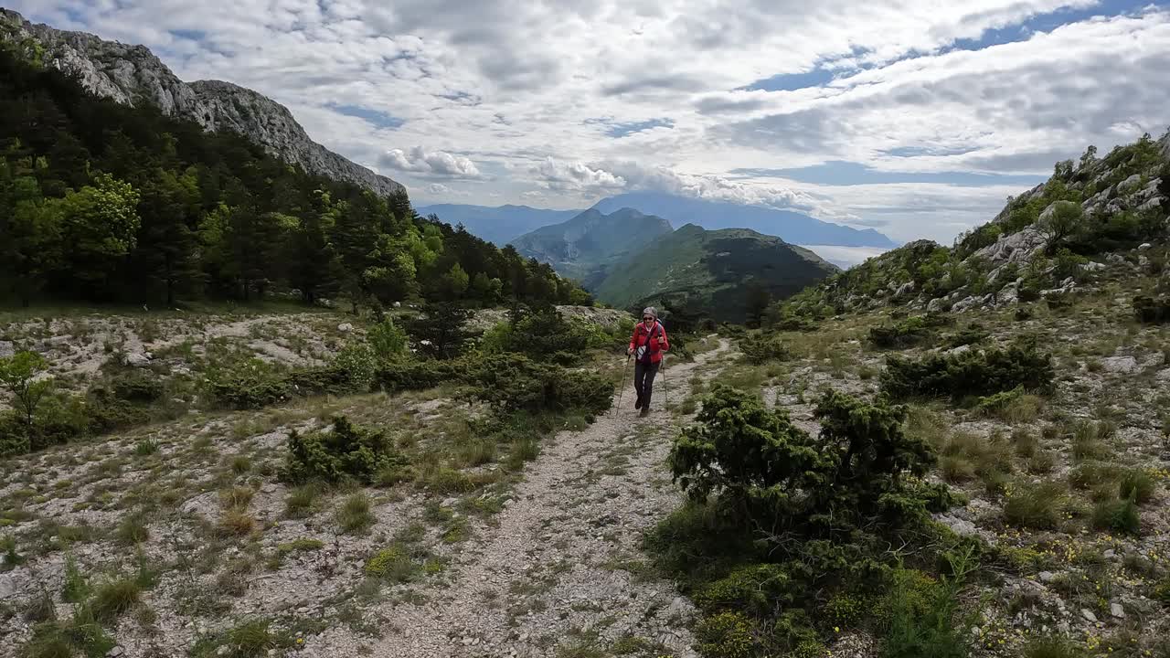 在山上徒步旅行的老年妇女视频素材