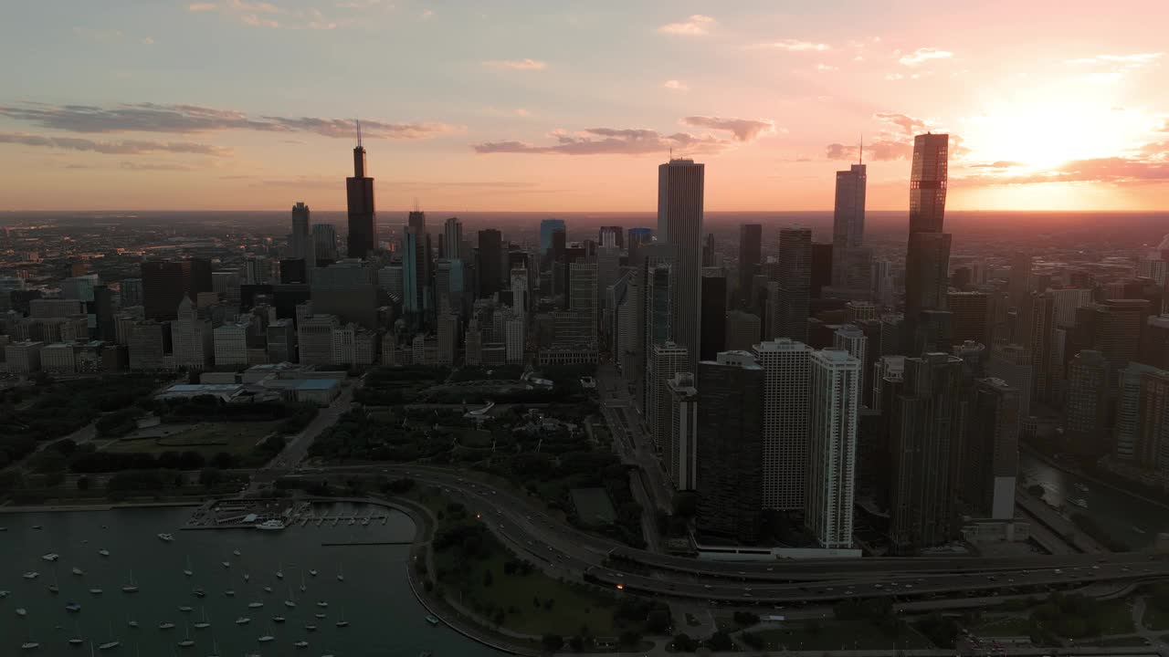 芝加哥市中心的天际线元素在日落傍晚时间。航拍无人机广角视图视频素材