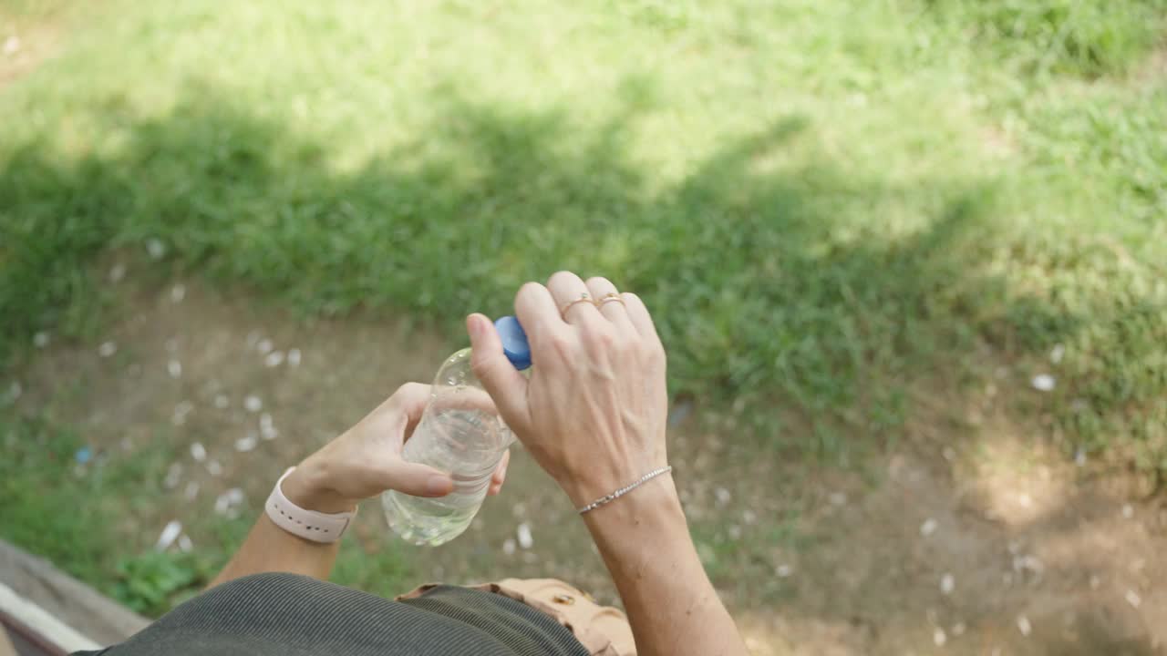 特写茶点，一位年轻女子在喝水。这幅特写捕捉到了大自然中令人耳目一新的时刻。视频素材