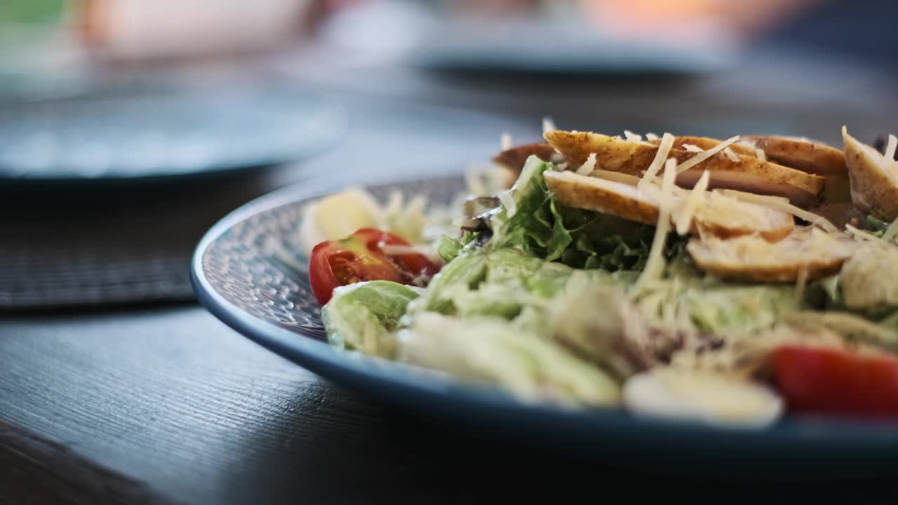 餐厅餐桌上的凯撒沙拉，特写视频素材