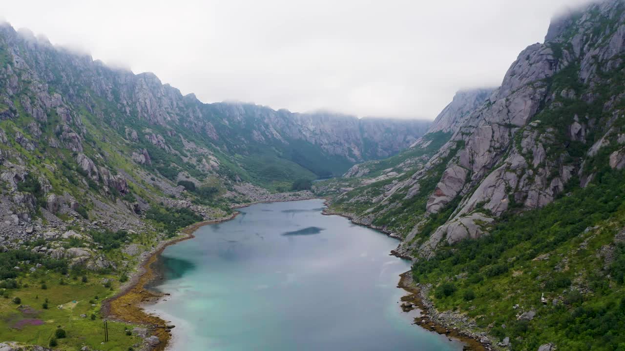 在挪威罗弗敦群岛的Djupfjorden峡湾上空飞行视频下载