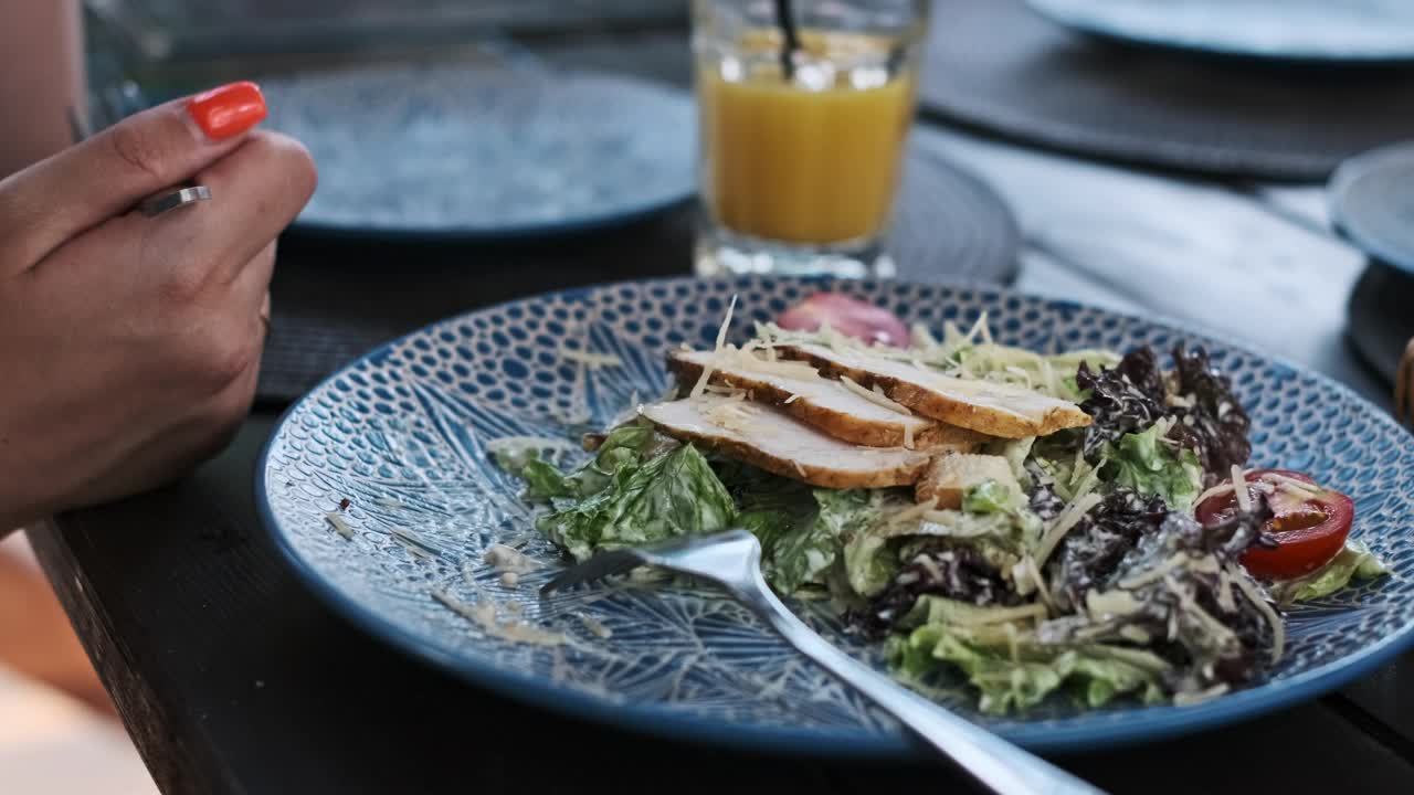 餐馆里盘子里的凯撒沙拉视频素材