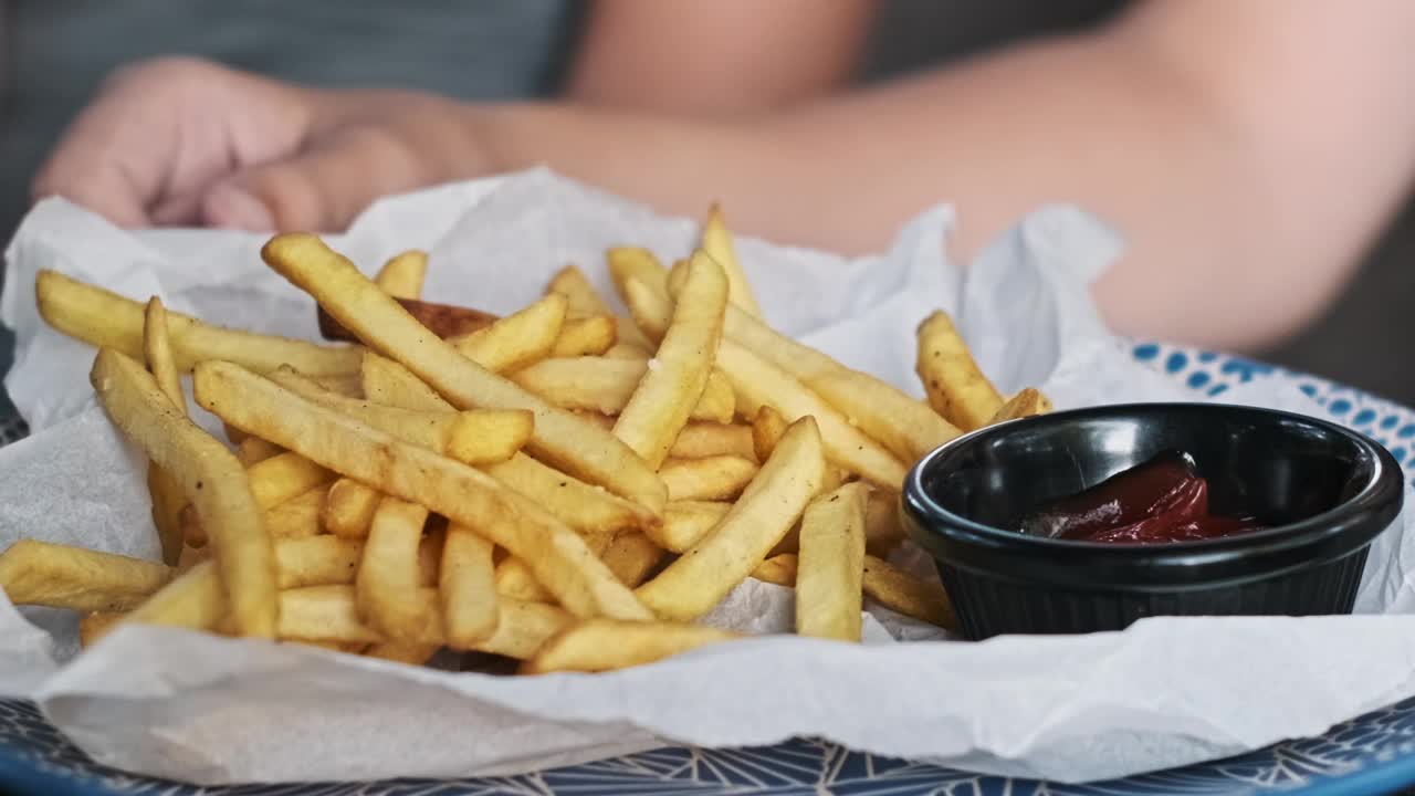 餐厅里给孩子的薯条视频素材