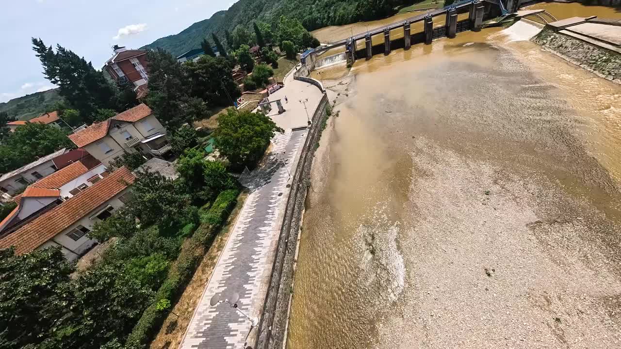 棕色泥泞的河流穿过森林4K库存视频视频下载