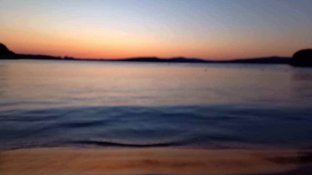 夏天海上的日落或日出。沙滩，平静。保加利亚黑海海岸风景如画的日落。绚丽多彩的天空。模糊的视频视频素材