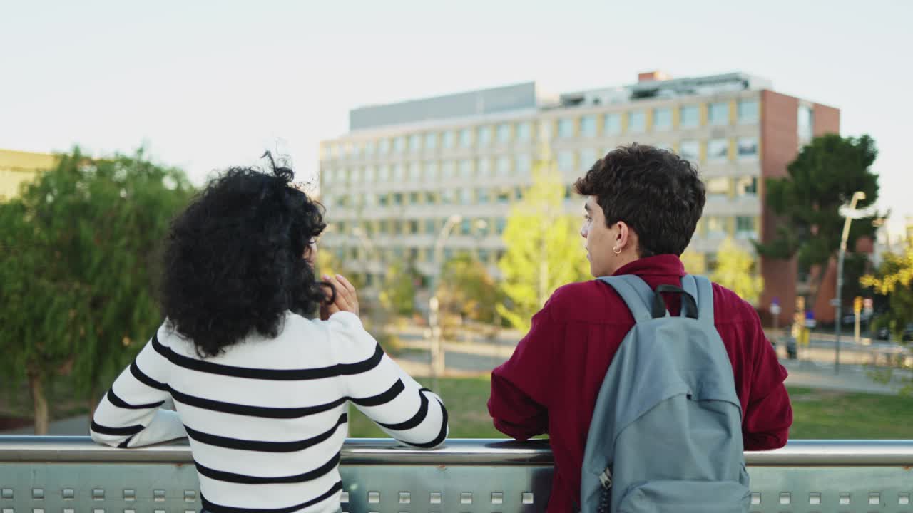 欢快的年轻多民族学生在大学校园里一起欢笑视频素材