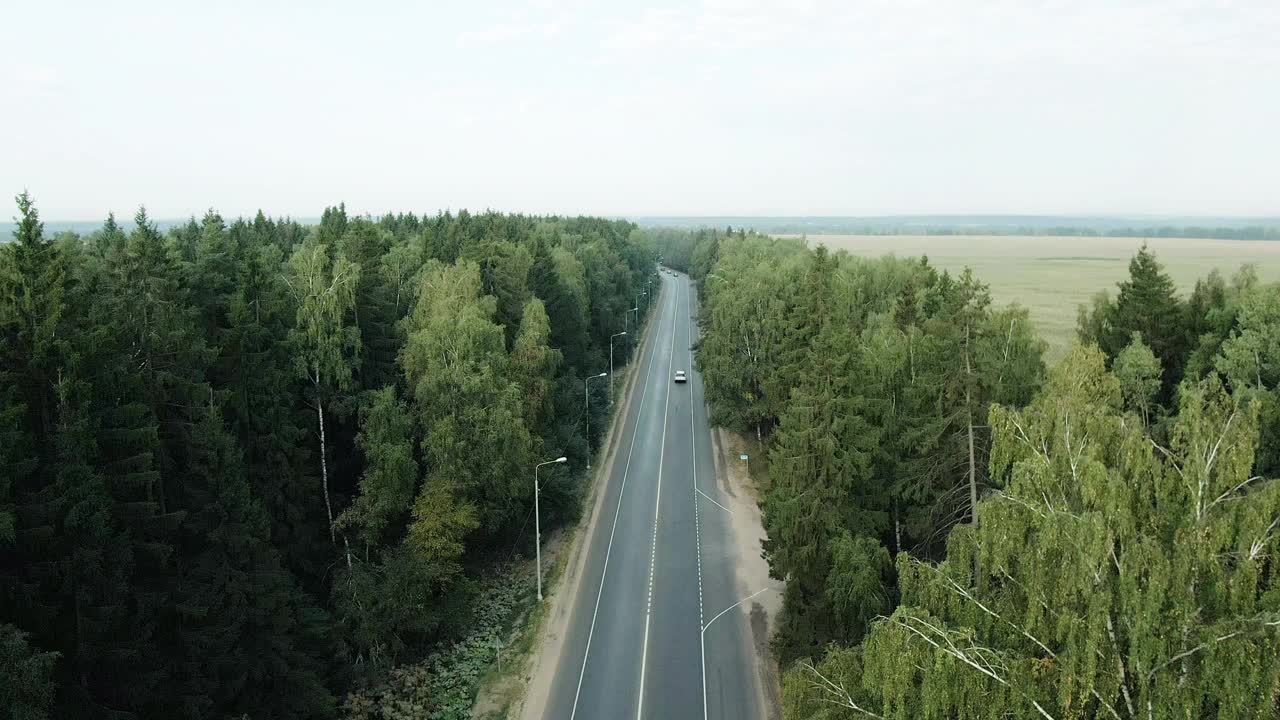 飞越多车道高速公路上的交通视频素材