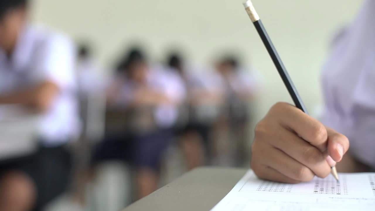 学生们在教室里紧张地做考试。高中学生评估考试视频下载