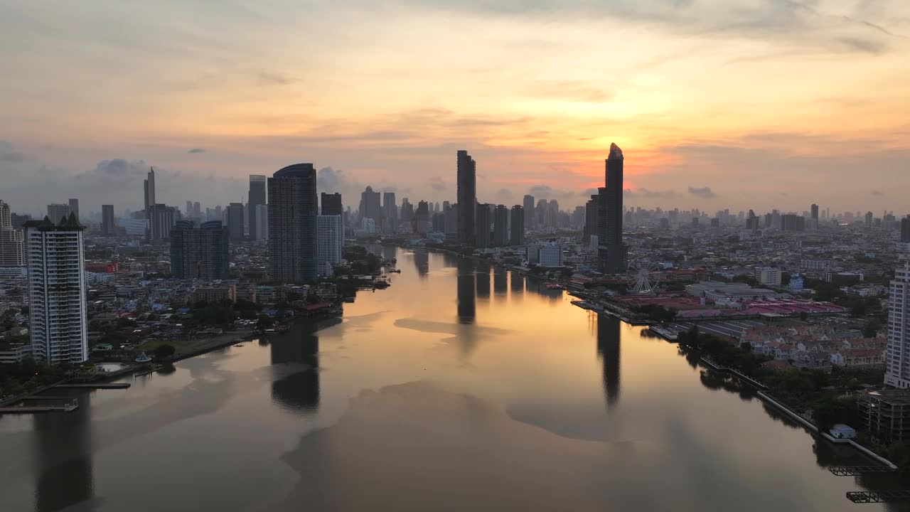 空中无人机拍摄的日出时泰国曼谷与湄南河的城市景观。
空中无人机拍摄的日出时泰国曼谷与湄南河的城市景观。视频素材