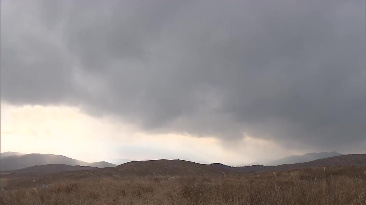 日本山口，阳光照在山上视频素材