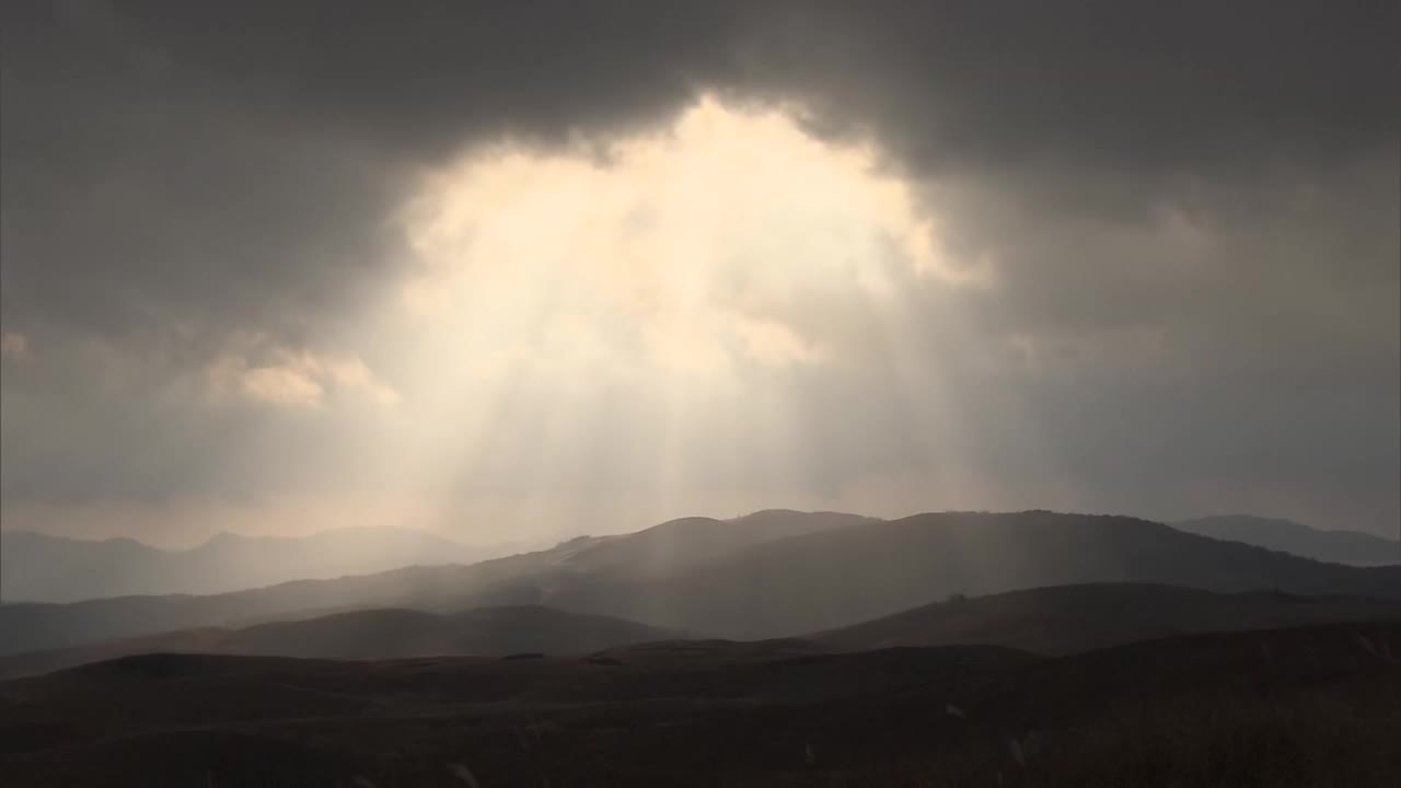 日本山口，阳光照在山上视频素材