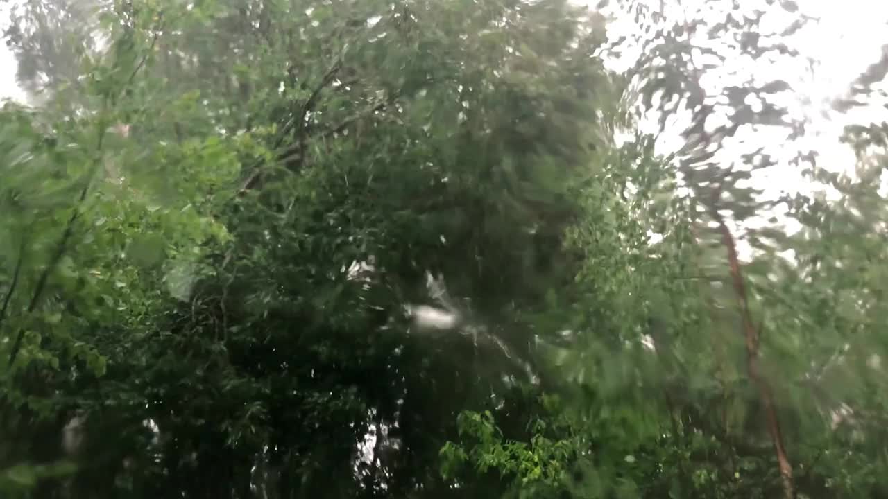 雨水倾泻在玻璃上。视频下载