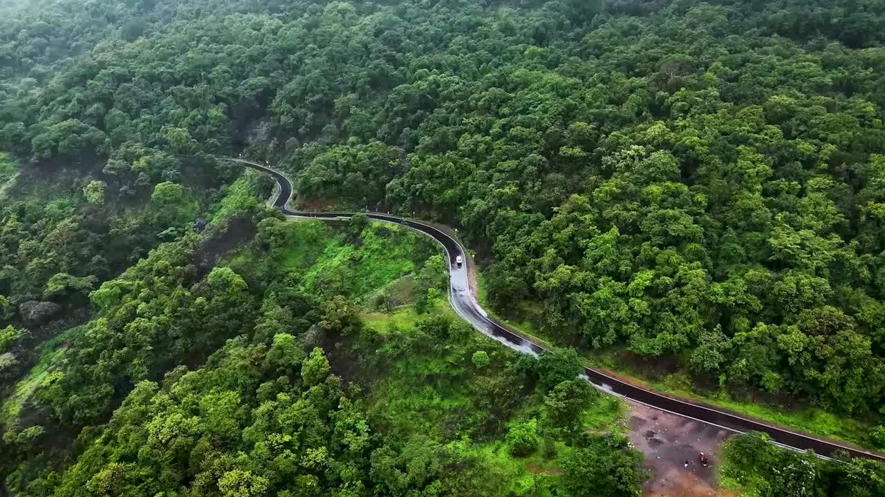 穿越绿色森林的公路旅行(俯视图)4K视频下载