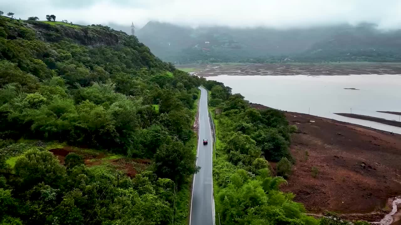 季风季节，汽车在山路上行驶。视频下载