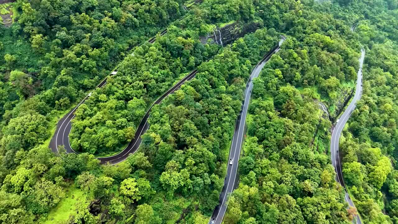 秋季瑞士阿尔卑斯山蜿蜒的道路鸟瞰图。视频下载