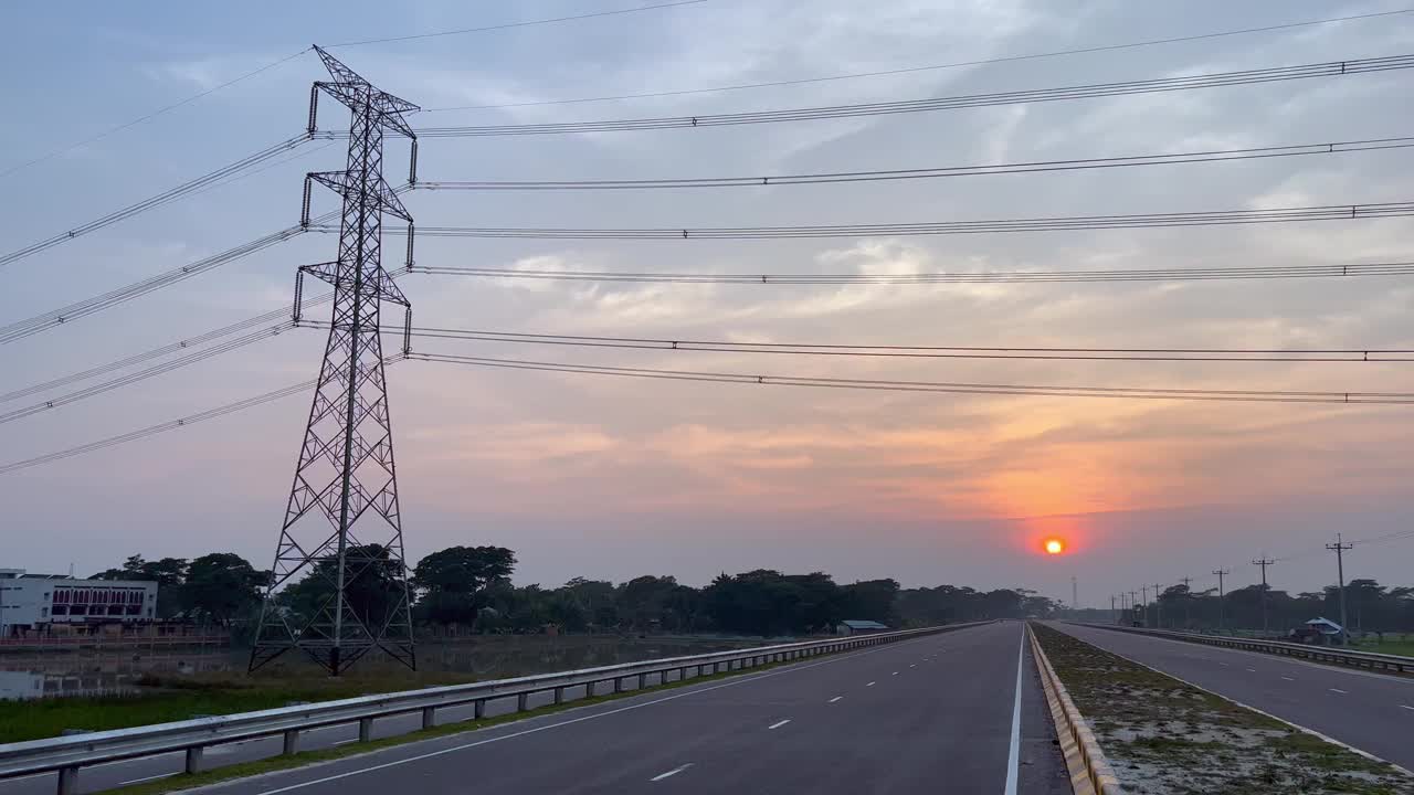 孟加拉国农田上的电塔。夕阳下的电塔视频素材