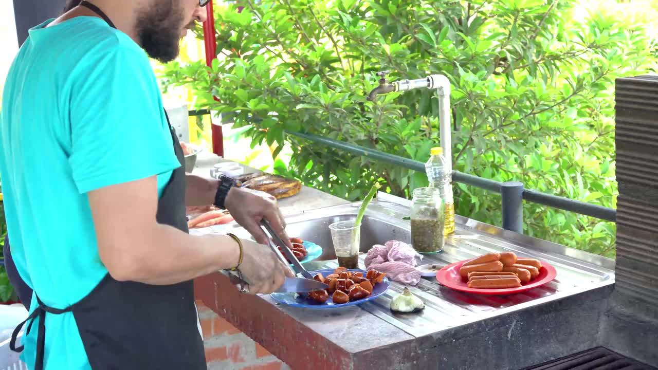 一个人在阳光明媚的日子里在户外煮香肠视频素材