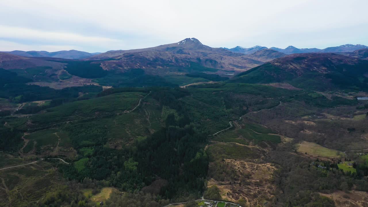 美丽的山景。鸟瞰图。苏格兰高地山脉的鸟瞰图。山脉，山峰，悬崖，岩石，山脊，未开垦的自然。苏格兰特罗萨克斯国家公园。无人机视频。视频素材