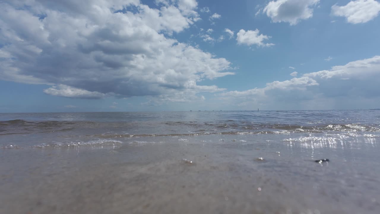 波罗的海平静的海浪淹没了相机的视野。视频素材