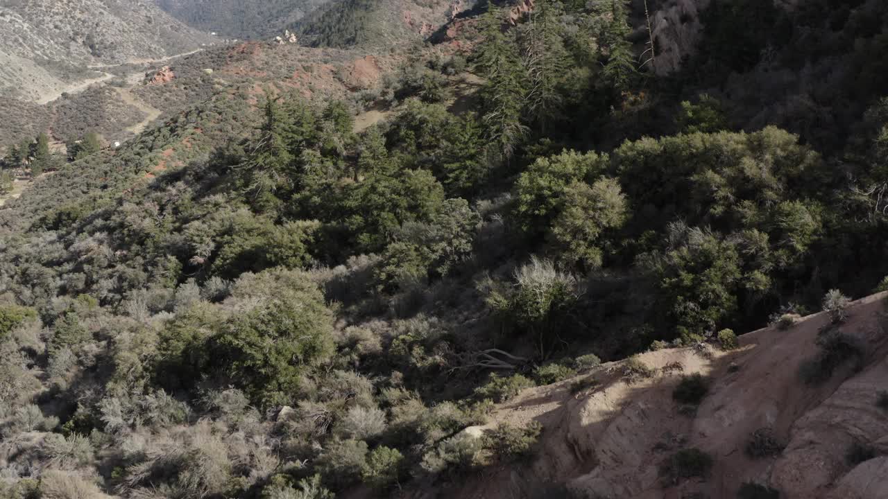 岩石的形成和绿色的山丘创造了魔鬼潘趣碗独特的地理景观视频素材