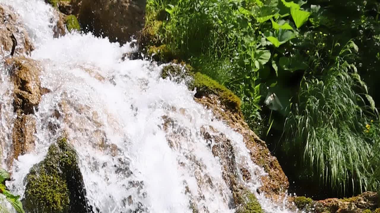 美丽的山瀑布与瀑布和岩石，慢动作视频下载