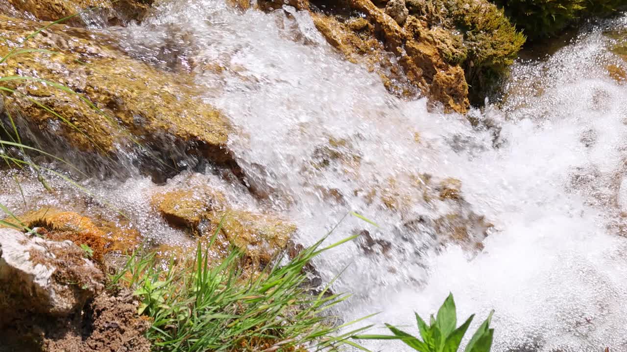 美丽的山瀑布与瀑布和岩石，慢动作视频下载