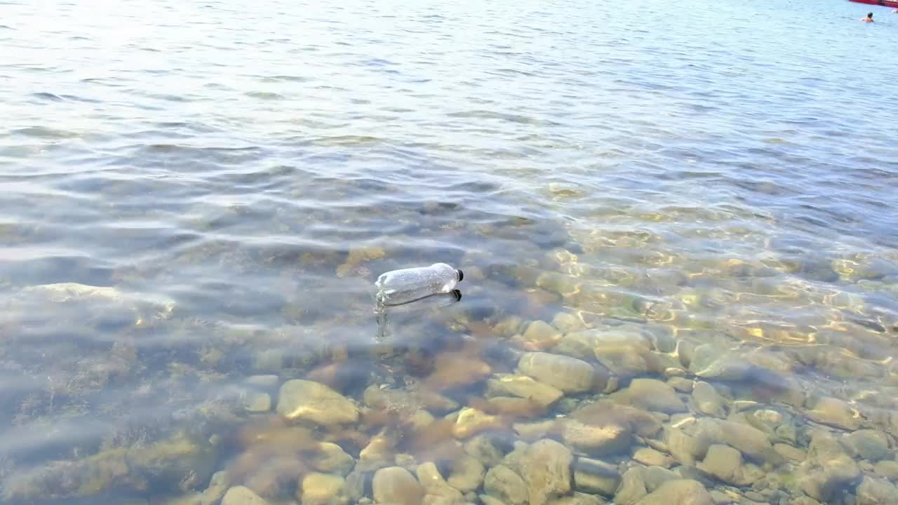 漂浮在海上的塑料瓶视频下载