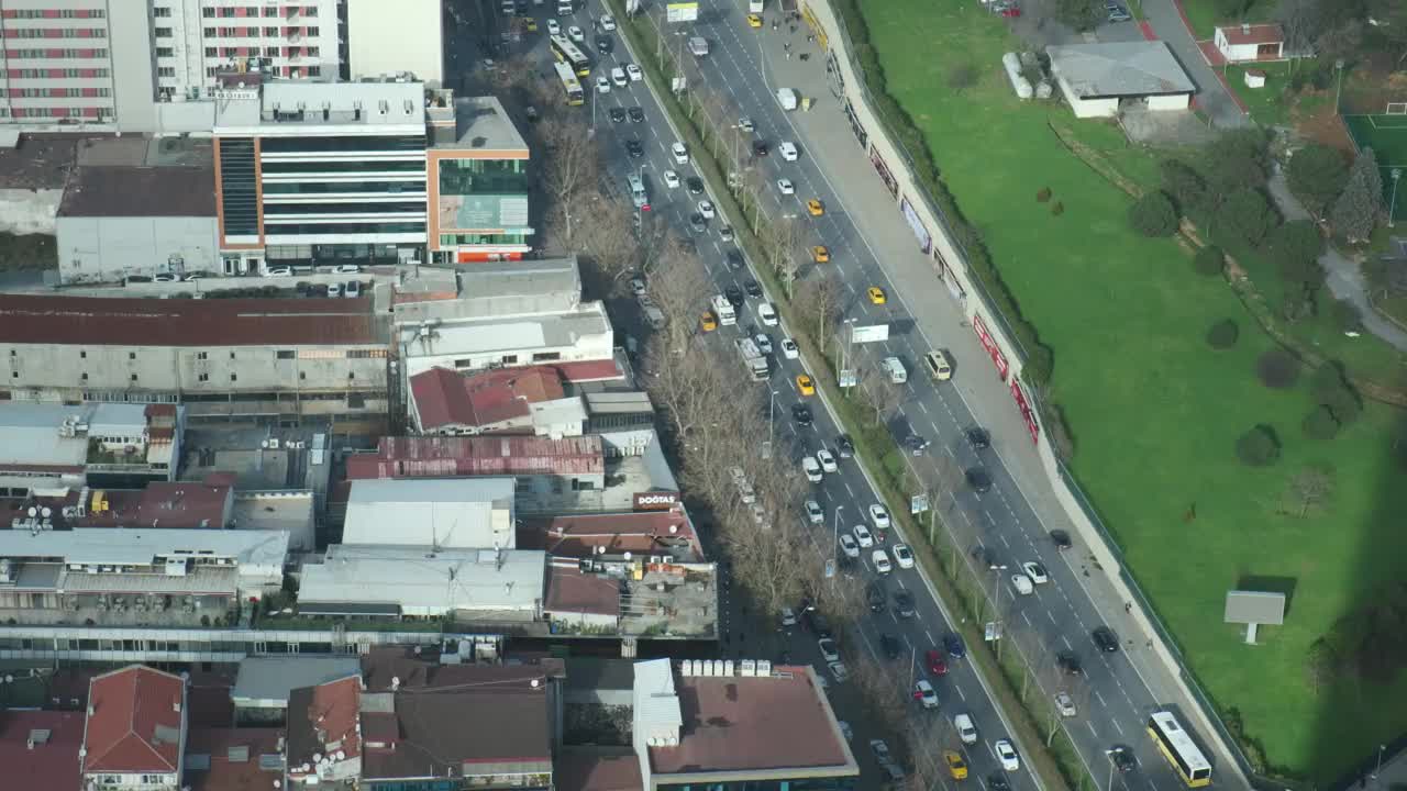 交通鸟瞰图。城市道路交通视频下载