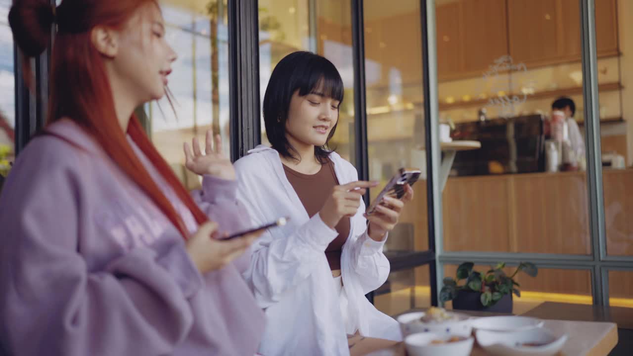 两名亚洲女性朋友在一家旅社一起吃早餐时拍下了照片，并上传到了社交媒体上。视频素材