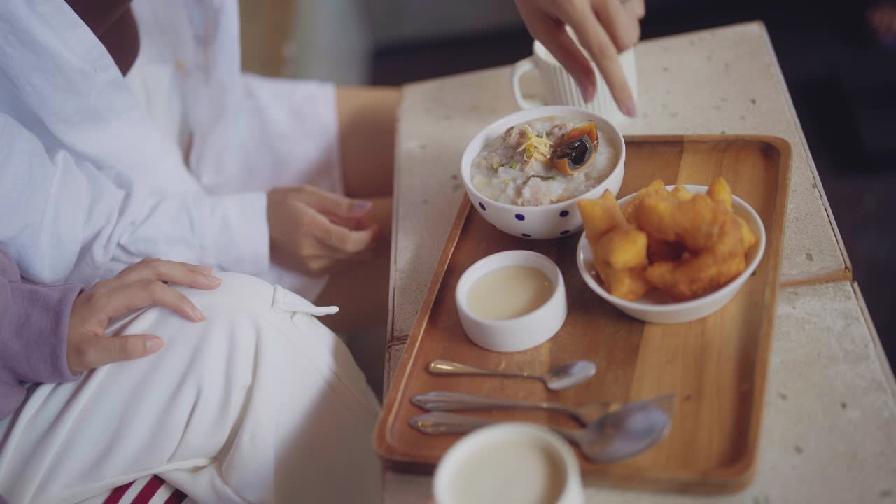 美味的芭通哥和米粥特写，早餐菜单，为喜欢在酒店吃早餐的女士。视频素材