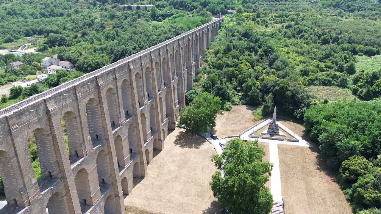 夏季灯光下，卡塞塔附近建于1762年的万维泰利渡槽的壮观鸟瞰图视频素材