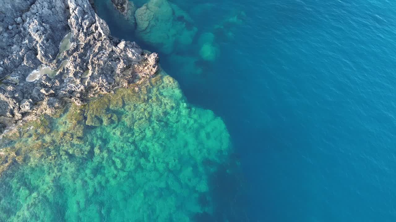 在斯卡利亚市附近的卡拉布里亚海岸，灰色的岩石和蓝色的大海的航空摄影视图视频素材