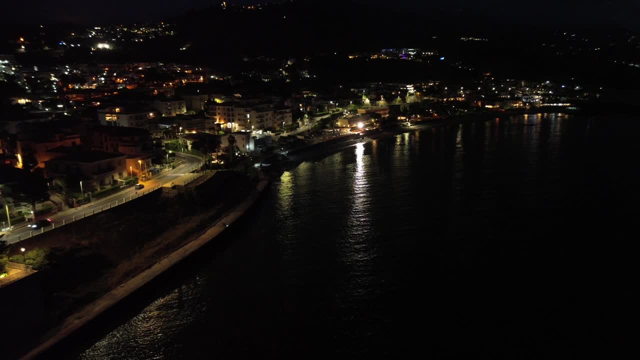 卡拉布里亚斯卡利亚附近的海边小镇迪亚曼特令人惊叹的夜景，主要街道灯火通明视频下载