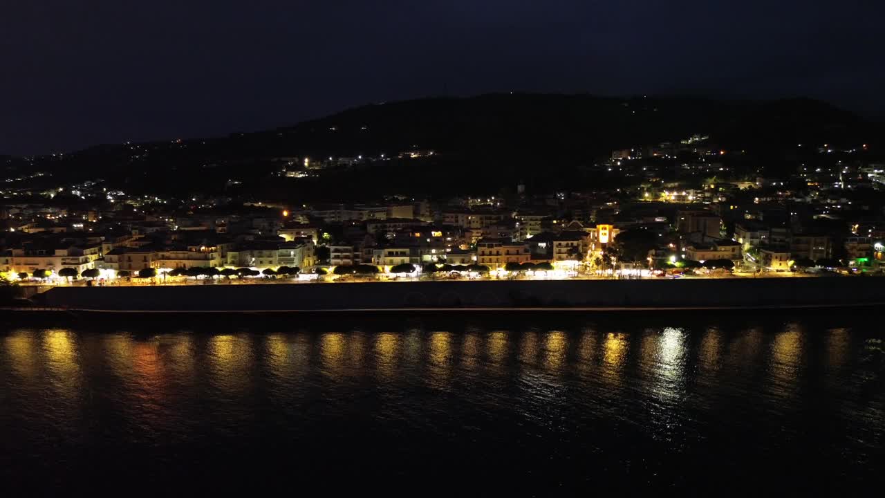 卡拉布里亚斯卡利亚附近的海边小镇迪亚曼特令人惊叹的夜景，主要街道灯火通明视频素材