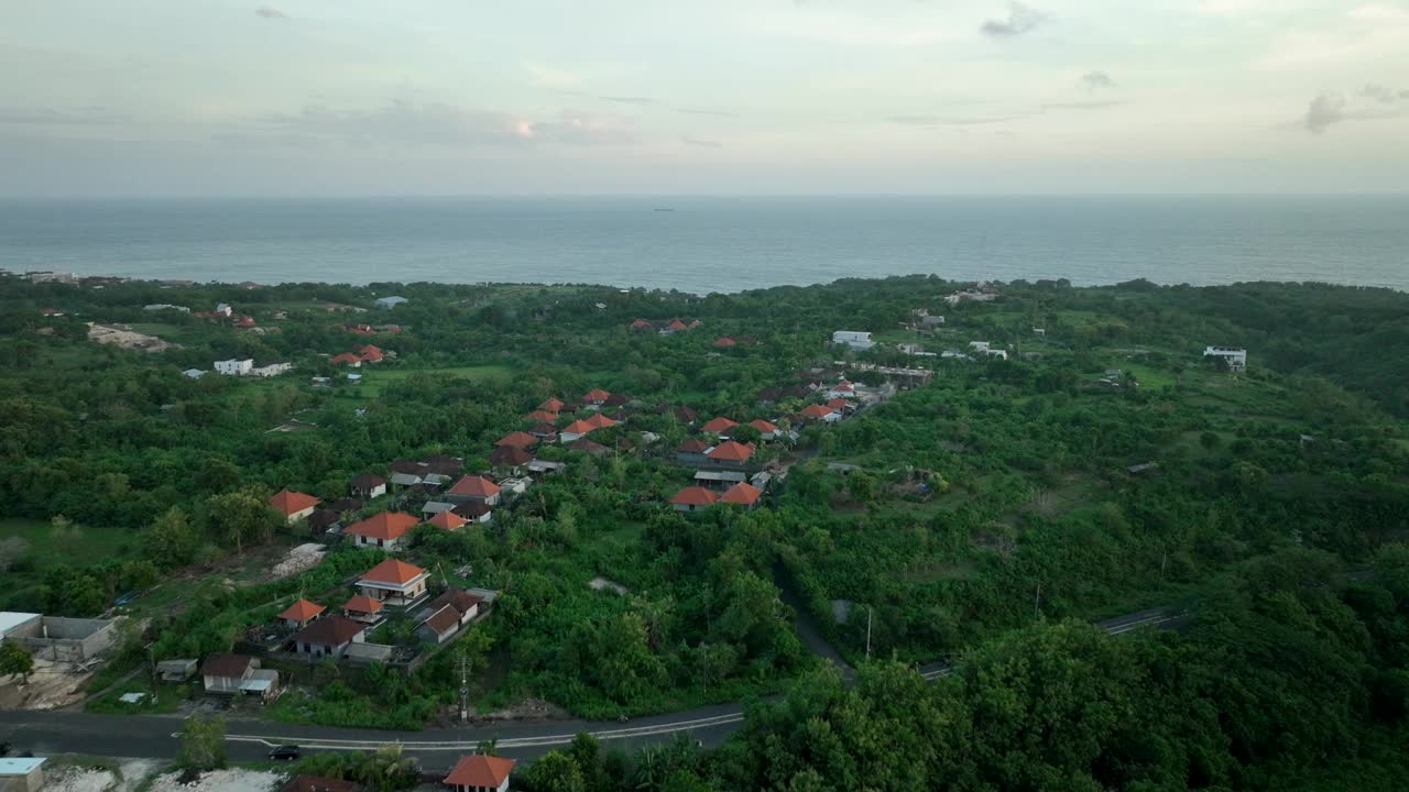 巴厘岛苍谷鸟瞰图。橙色屋顶的房子视频素材