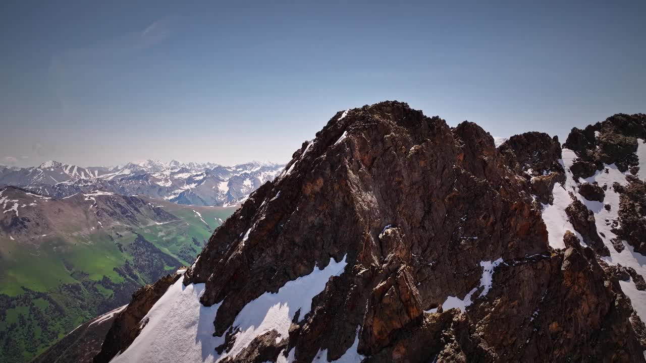 高山景观。从4K航拍角度看山脉视频素材