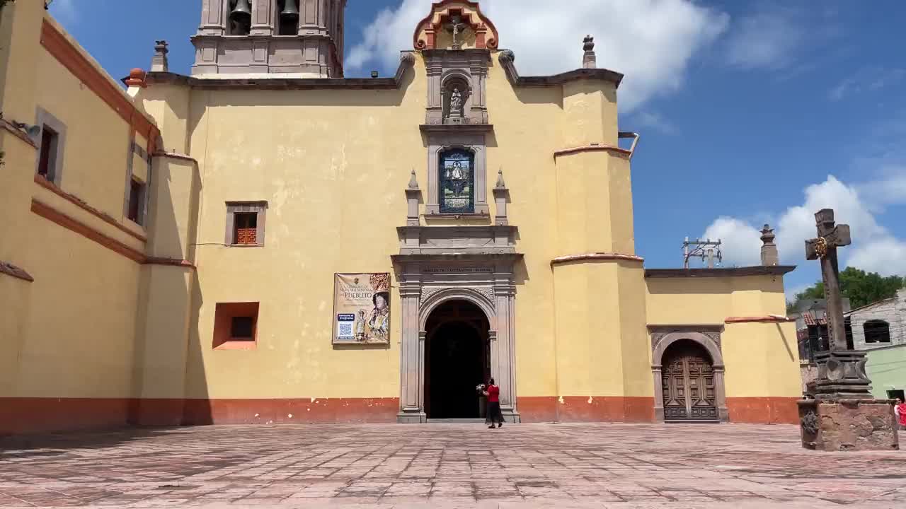 圣玛丽亚德普韦布里托圣殿的正门，旅游目的地，美丽的古代宗教天主教寺庙在夏天视频素材