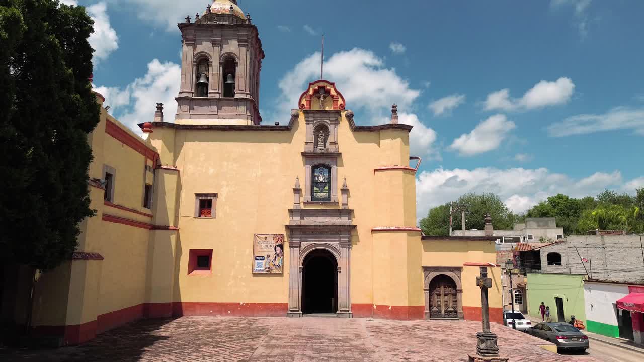 鸟瞰圣Santa María del Pueblito神庙，古老的圆顶，夏季的宗教天主教神庙视频下载