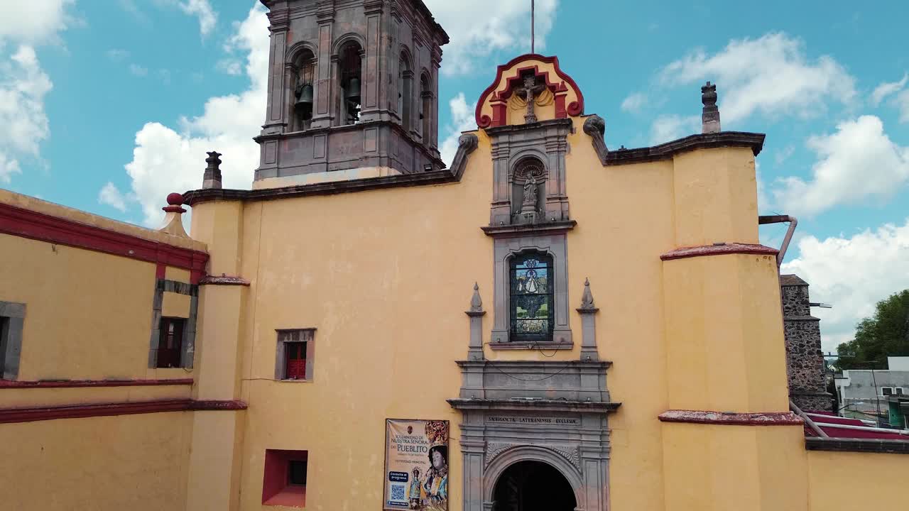 鸟瞰圣Santa María del Pueblito神庙，古老的圆顶，夏季的宗教天主教神庙视频下载